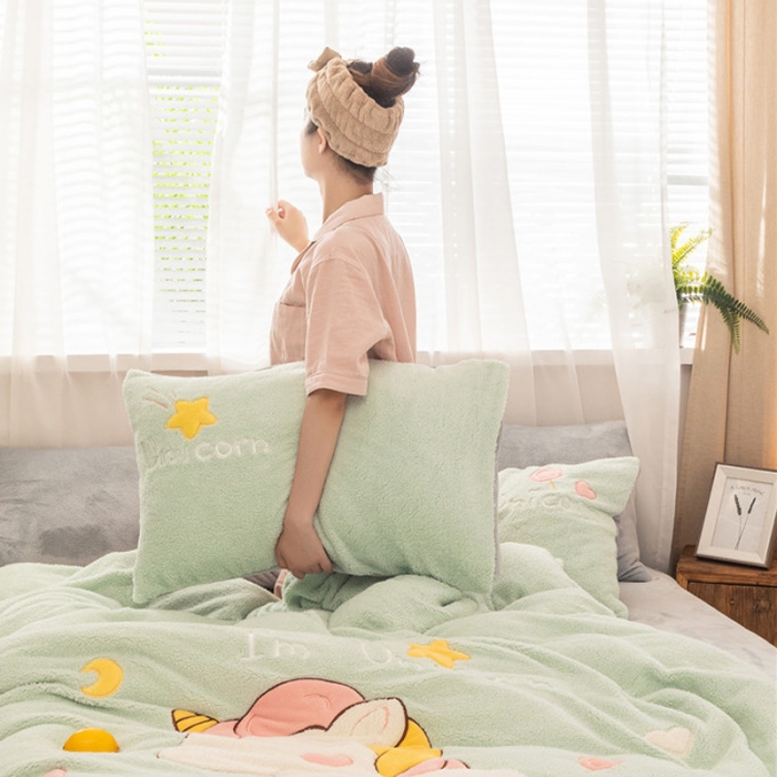 91家纺网 家纺一手货源 找家纺  朗莎家纺 2019新款羊羔绒贴布绣四件套 独角兽抹茶绿