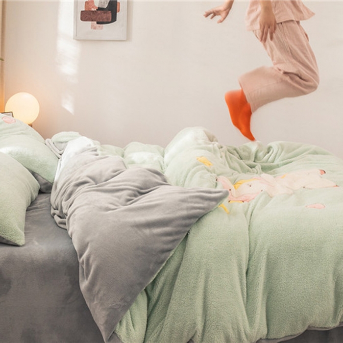 91家纺网 家纺一手货源 找家纺  朗莎家纺 2019新款羊羔绒贴布绣四件套 独角兽抹茶绿