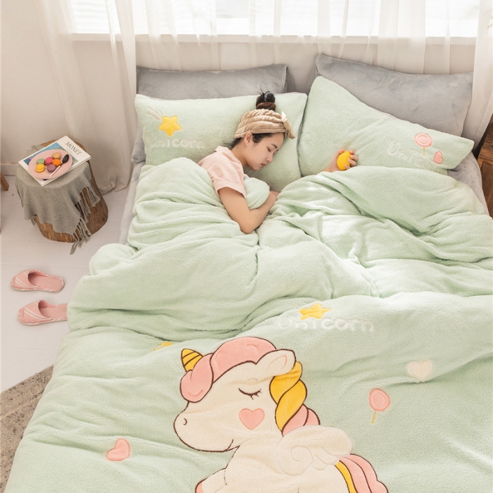 91家纺网 家纺一手货源 找家纺  朗莎家纺 2019新款羊羔绒贴布绣四件套 独角兽抹茶绿