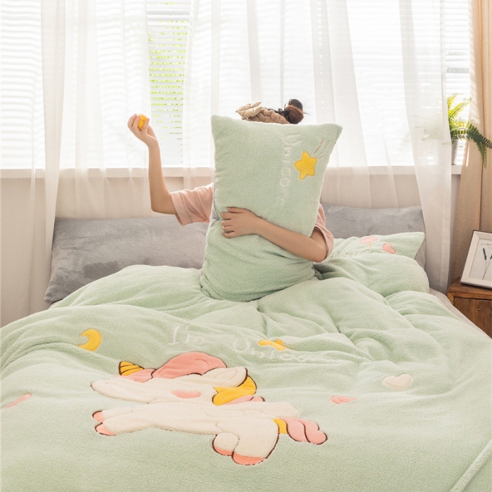 91家纺网 家纺一手货源 找家纺  朗莎家纺 2019新款羊羔绒贴布绣四件套 独角兽抹茶绿