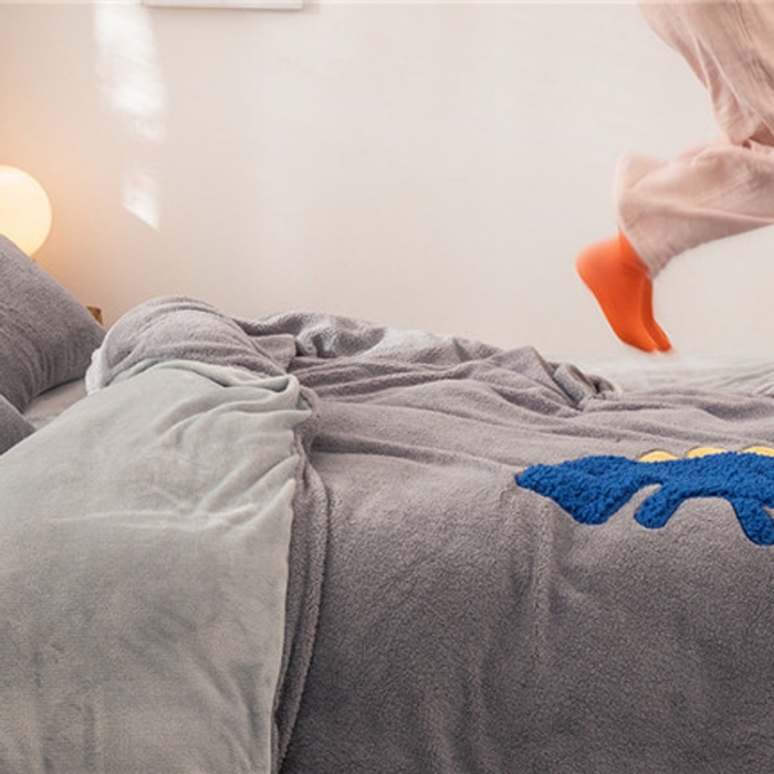 91家纺网 家纺一手货源 找家纺  朗莎家纺 2019新款羊羔绒贴布绣四件套 好色龙银灰