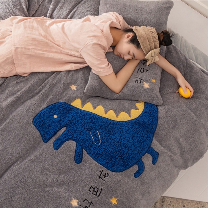 91家纺网 家纺一手货源 找家纺  朗莎家纺 2019新款羊羔绒贴布绣四件套 好色龙银灰