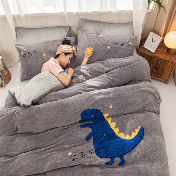 91家纺网 家纺一手货源 找家纺  朗莎家纺 2019新款羊羔绒贴布绣四件套 好色龙银灰