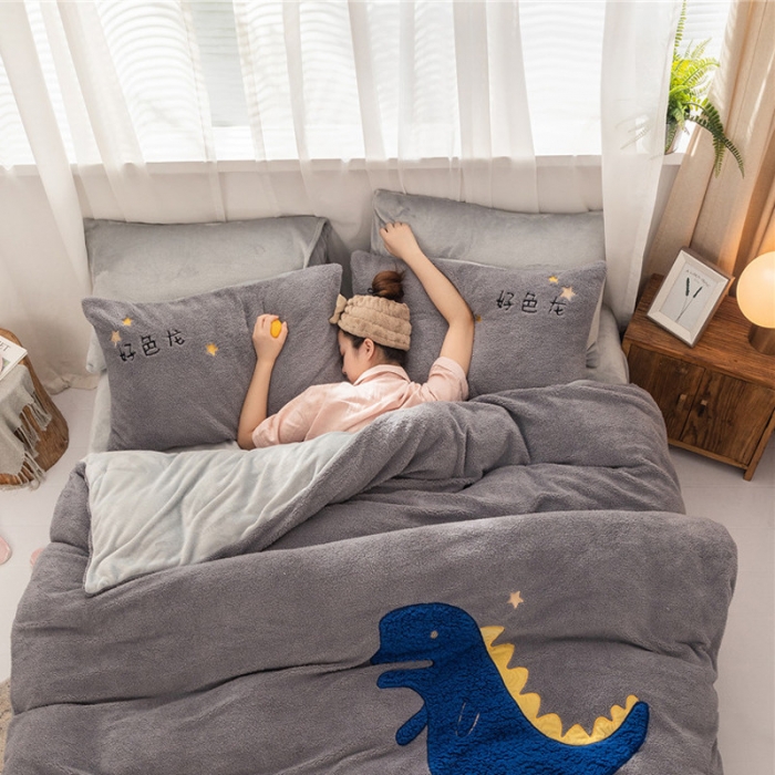 91家纺网 家纺一手货源 找家纺  朗莎家纺 2019新款羊羔绒贴布绣四件套 好色龙银灰