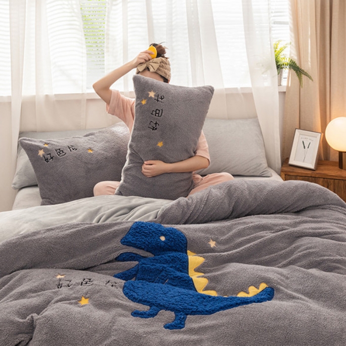 91家纺网 家纺一手货源 找家纺  朗莎家纺 2019新款羊羔绒贴布绣四件套 好色龙银灰