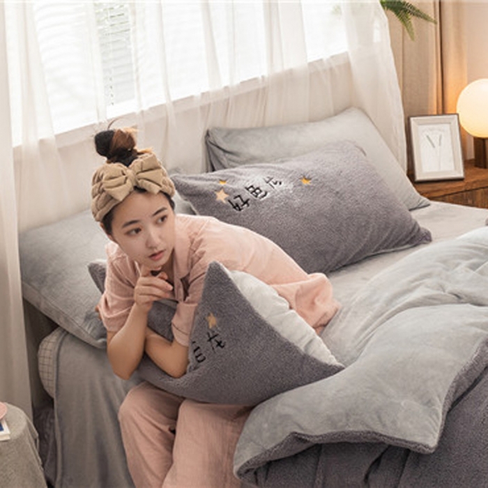 91家纺网 家纺一手货源 找家纺  朗莎家纺 2019新款羊羔绒贴布绣四件套 好色龙银灰