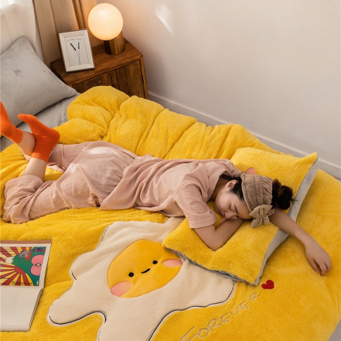 91家纺网 家纺一手货源 找家纺  朗莎家纺 2019新款羊羔绒贴布绣四件套 荷包蛋姜黄