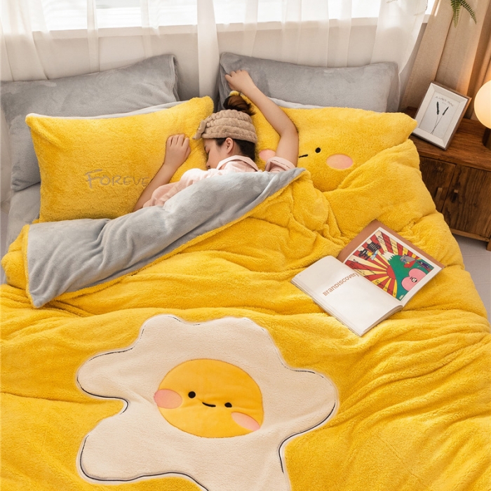 91家纺网 家纺一手货源 找家纺  朗莎家纺 2019新款羊羔绒贴布绣四件套 荷包蛋姜黄