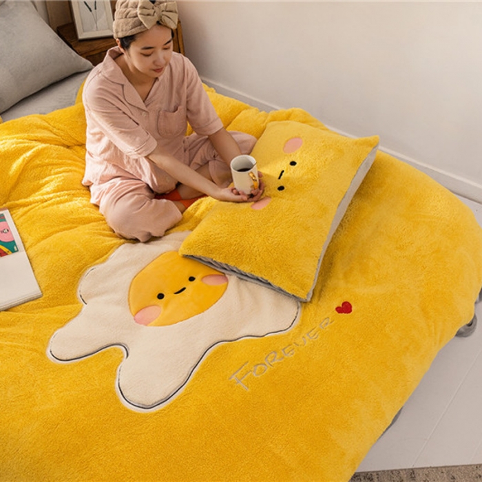 91家纺网 家纺一手货源 找家纺  朗莎家纺 2019新款羊羔绒贴布绣四件套 荷包蛋姜黄