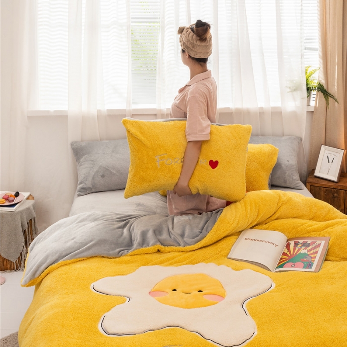 91家纺网 家纺一手货源 找家纺  朗莎家纺 2019新款羊羔绒贴布绣四件套 荷包蛋姜黄