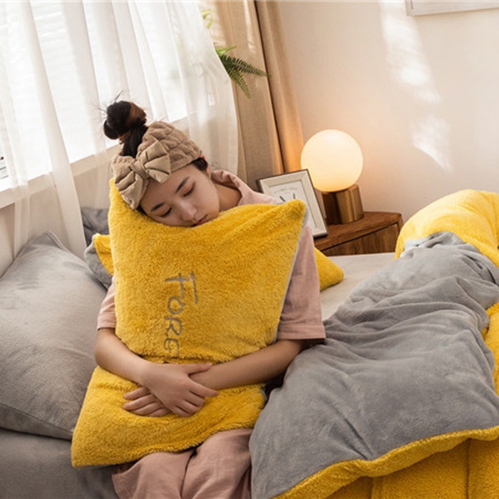 91家纺网 家纺一手货源 找家纺  朗莎家纺 2019新款羊羔绒贴布绣四件套 荷包蛋姜黄