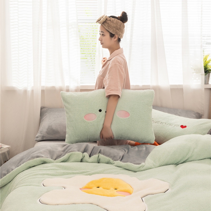 91家纺网 家纺一手货源 找家纺  朗莎家纺 2019新款羊羔绒贴布绣四件套 荷包蛋抹茶绿