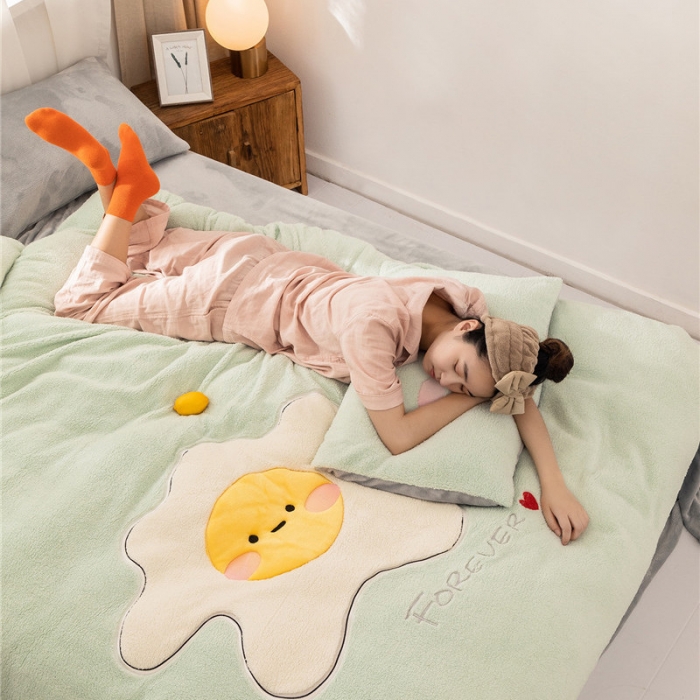 91家纺网 家纺一手货源 找家纺  朗莎家纺 2019新款羊羔绒贴布绣四件套 荷包蛋抹茶绿