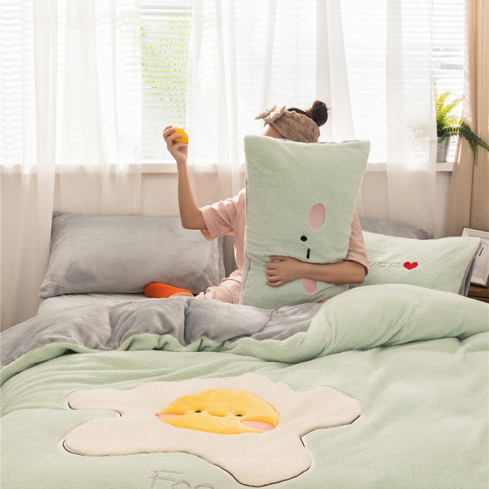 91家纺网 家纺一手货源 找家纺  朗莎家纺 2019新款羊羔绒贴布绣四件套 荷包蛋抹茶绿