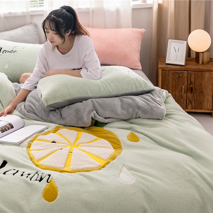 91家纺网 家纺一手货源 找家纺  朗莎家纺 2019新款羊羔绒贴布绣四件套 柠檬抹茶绿