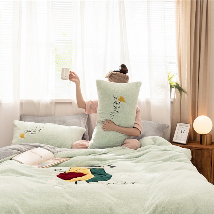 91家纺网 家纺一手货源 找家纺  朗莎家纺 2019新款羊羔绒贴布绣四件套 牛油果抹茶绿