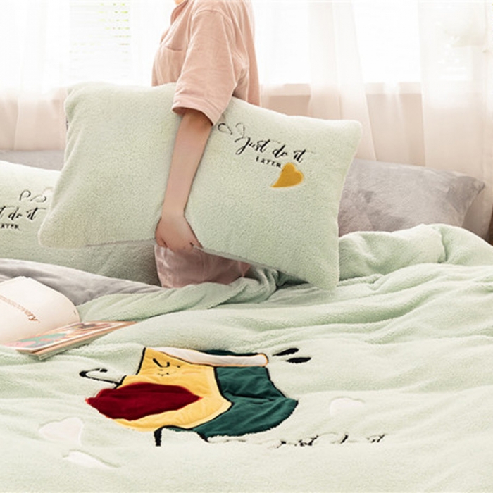 91家纺网 家纺一手货源 找家纺  朗莎家纺 2019新款羊羔绒贴布绣四件套 牛油果抹茶绿