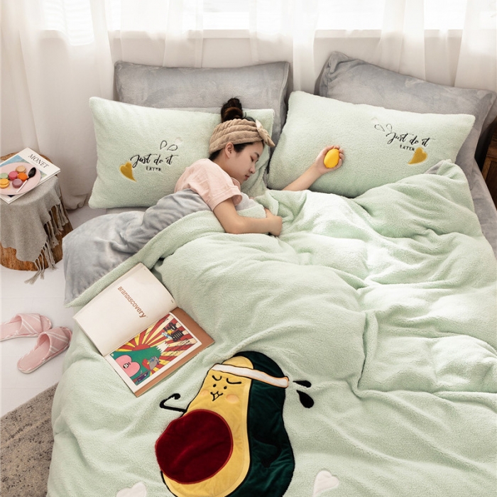 91家纺网 家纺一手货源 找家纺  朗莎家纺 2019新款羊羔绒贴布绣四件套 牛油果抹茶绿