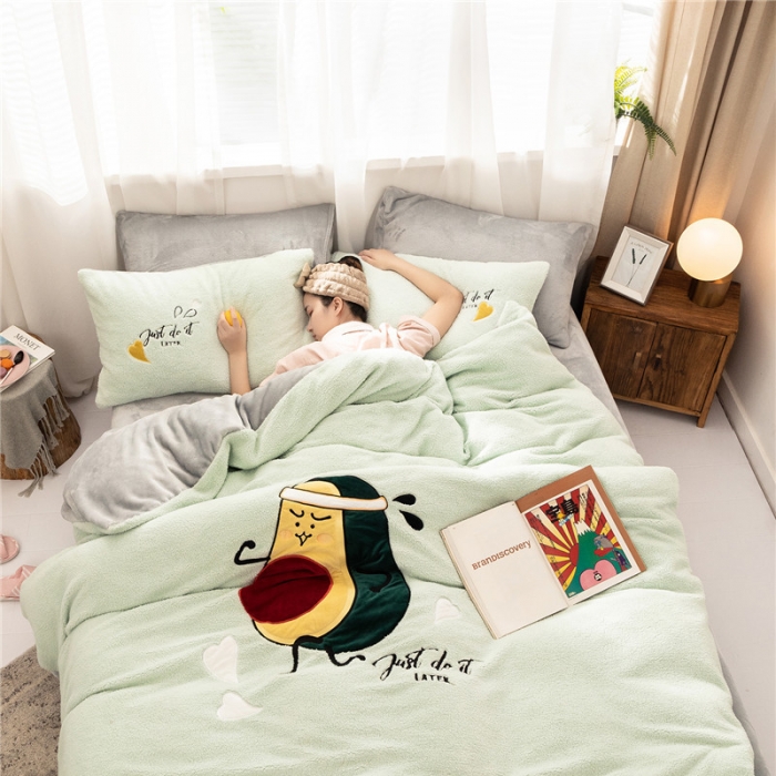 91家纺网 家纺一手货源 找家纺  朗莎家纺 2019新款羊羔绒贴布绣四件套 牛油果抹茶绿