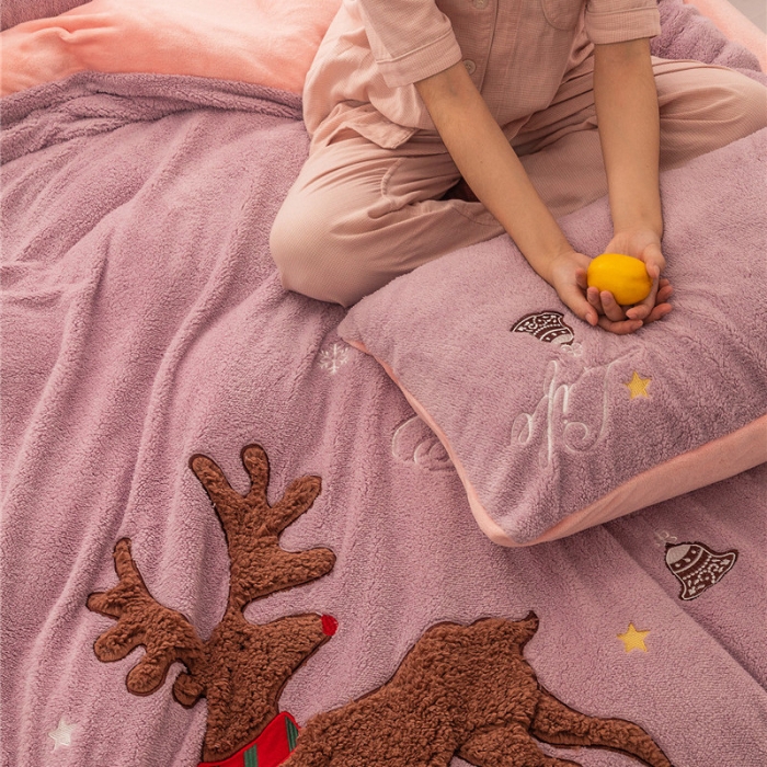 91家纺网 家纺一手货源 找家纺  朗莎家纺 2019新款羊羔绒贴布绣四件套 圣诞鹿豆沙