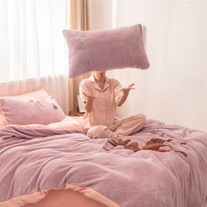 91家纺网 家纺一手货源 找家纺  朗莎家纺 2019新款羊羔绒贴布绣四件套 圣诞鹿豆沙