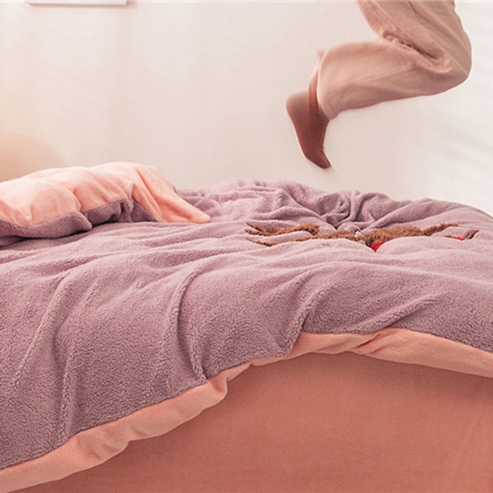 91家纺网 家纺一手货源 找家纺  朗莎家纺 2019新款羊羔绒贴布绣四件套 圣诞鹿豆沙