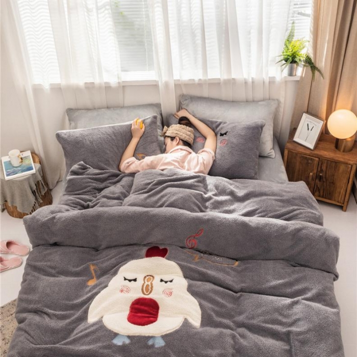 91家纺网 家纺一手货源 找家纺  朗莎家纺 2019新款羊羔绒贴布绣四件套 小鸡银灰