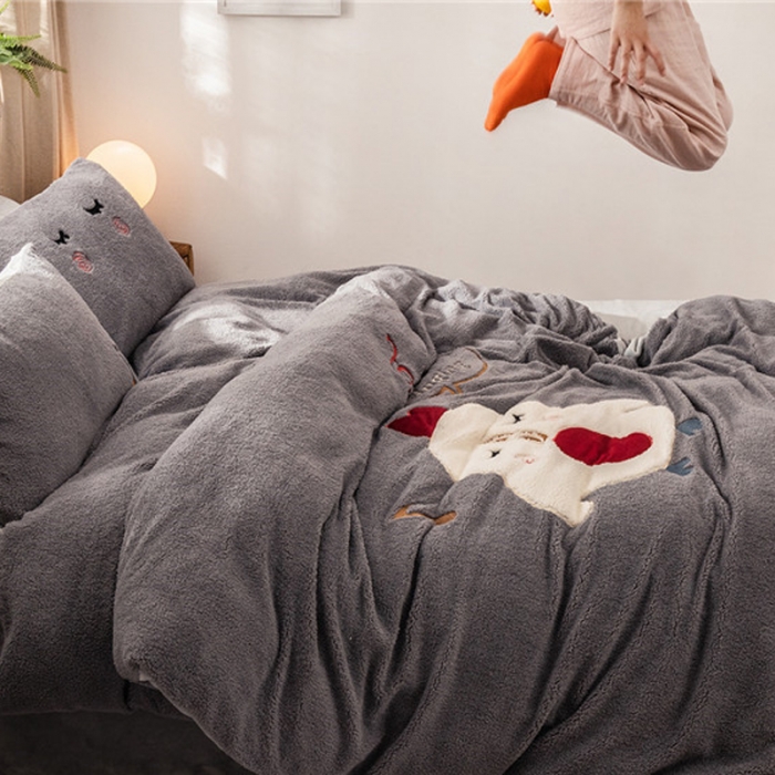 91家纺网 家纺一手货源 找家纺  朗莎家纺 2019新款羊羔绒贴布绣四件套 小鸡银灰