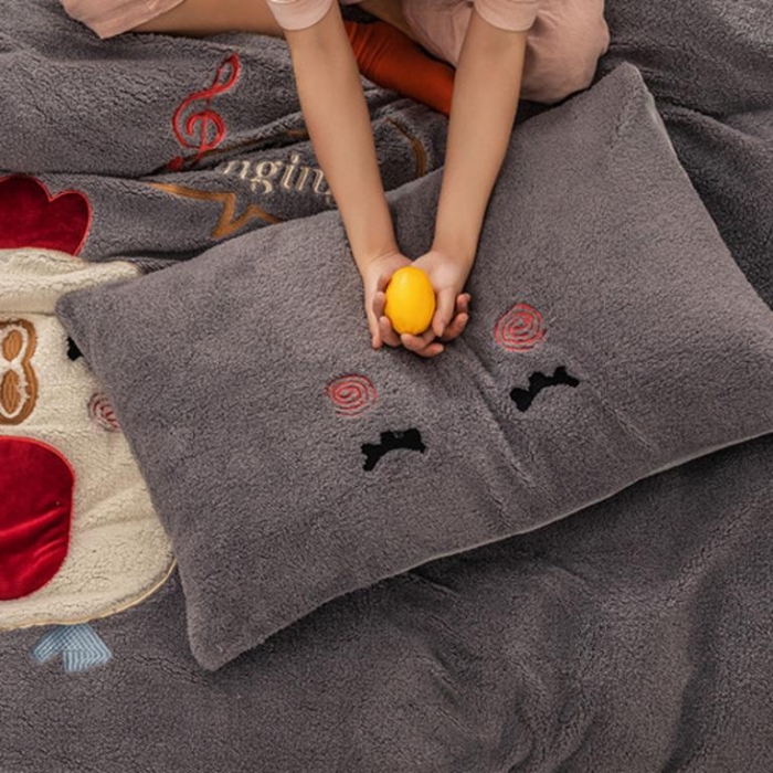 91家纺网 家纺一手货源 找家纺  朗莎家纺 2019新款羊羔绒贴布绣四件套 小鸡银灰