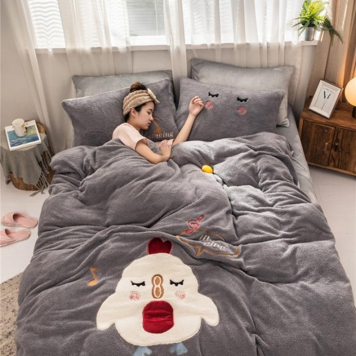 91家纺网 家纺一手货源 找家纺  朗莎家纺 2019新款羊羔绒贴布绣四件套 小鸡银灰