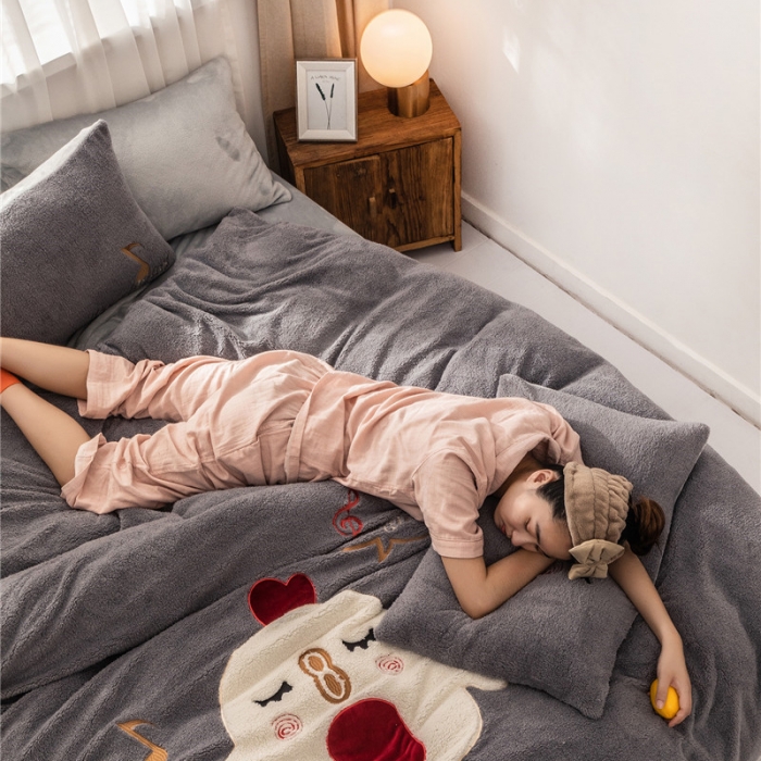 91家纺网 家纺一手货源 找家纺  朗莎家纺 2019新款羊羔绒贴布绣四件套 小鸡银灰