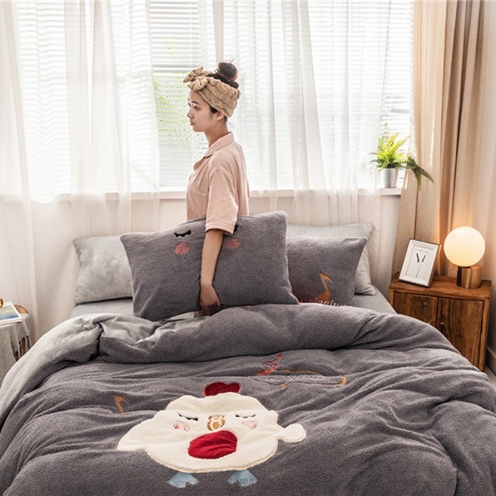 91家纺网 家纺一手货源 找家纺  朗莎家纺 2019新款羊羔绒贴布绣四件套 小鸡银灰