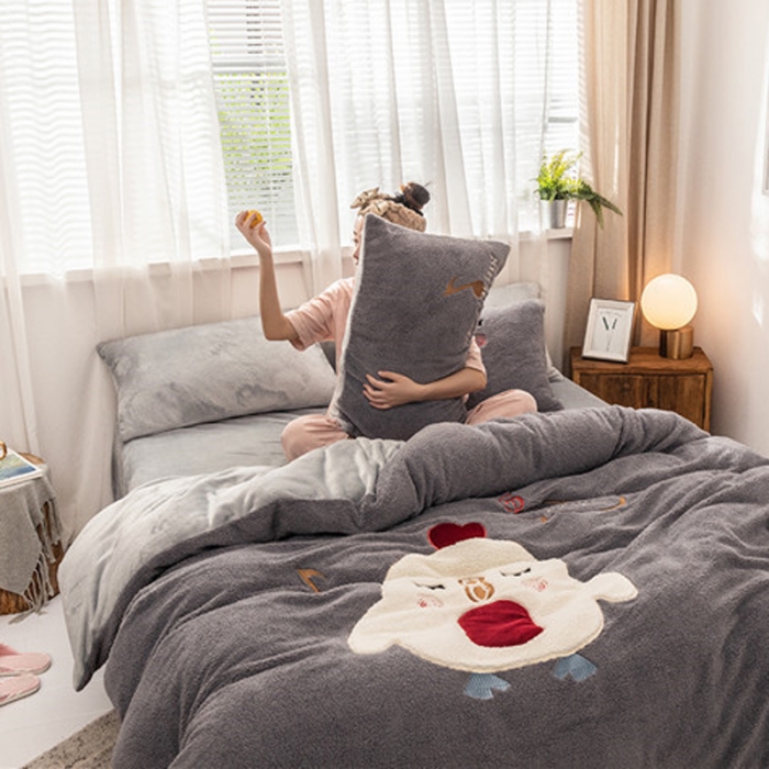 91家纺网 家纺一手货源 找家纺  朗莎家纺 2019新款羊羔绒贴布绣四件套 小鸡银灰