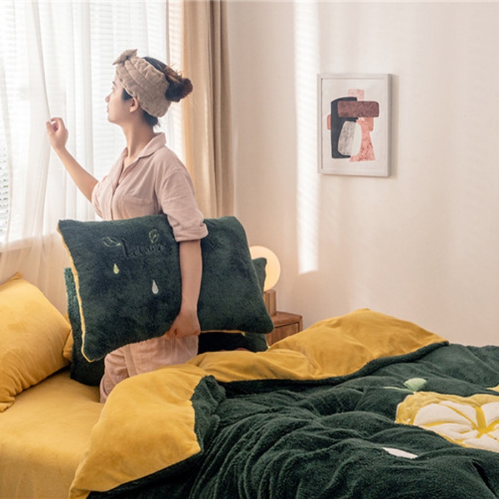 91家纺网 家纺一手货源 找家纺  朗莎家纺 2019新款羊羔绒贴布绣四件套 柠檬墨绿