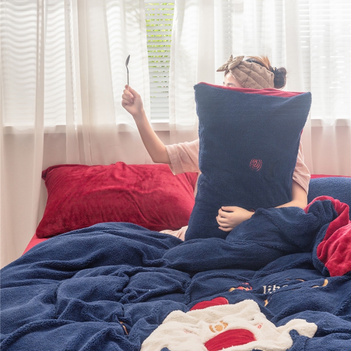 91家纺网 家纺一手货源 找家纺  朗莎家纺 2019新款羊羔绒贴布绣四件套 小鸡藏青