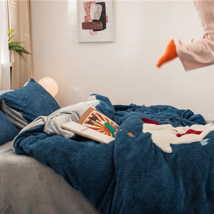 91家纺网 家纺一手货源 找家纺  朗莎家纺 2019新款羊羔绒贴布绣四件套 小鸡午夜蓝