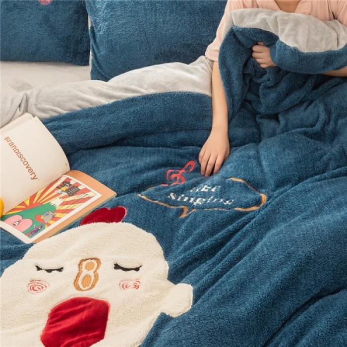 91家纺网 家纺一手货源 找家纺  朗莎家纺 2019新款羊羔绒贴布绣四件套 小鸡午夜蓝