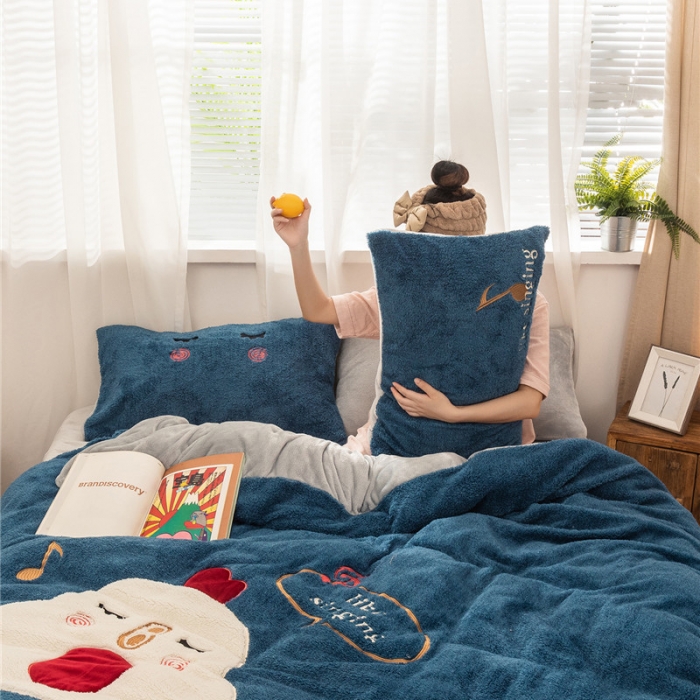 91家纺网 家纺一手货源 找家纺  朗莎家纺 2019新款羊羔绒贴布绣四件套 小鸡午夜蓝