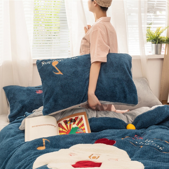 91家纺网 家纺一手货源 找家纺  朗莎家纺 2019新款羊羔绒贴布绣四件套 小鸡午夜蓝