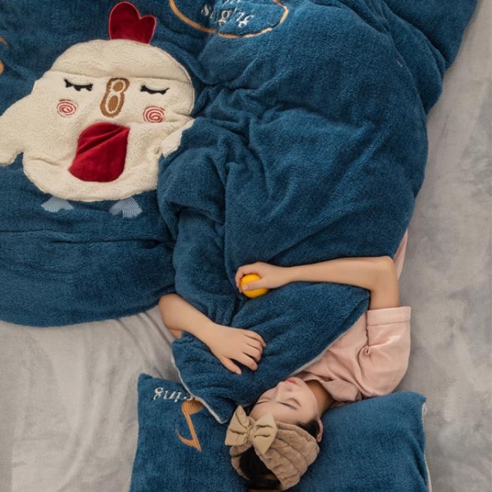 91家纺网 家纺一手货源 找家纺  朗莎家纺 2019新款羊羔绒贴布绣四件套 小鸡午夜蓝