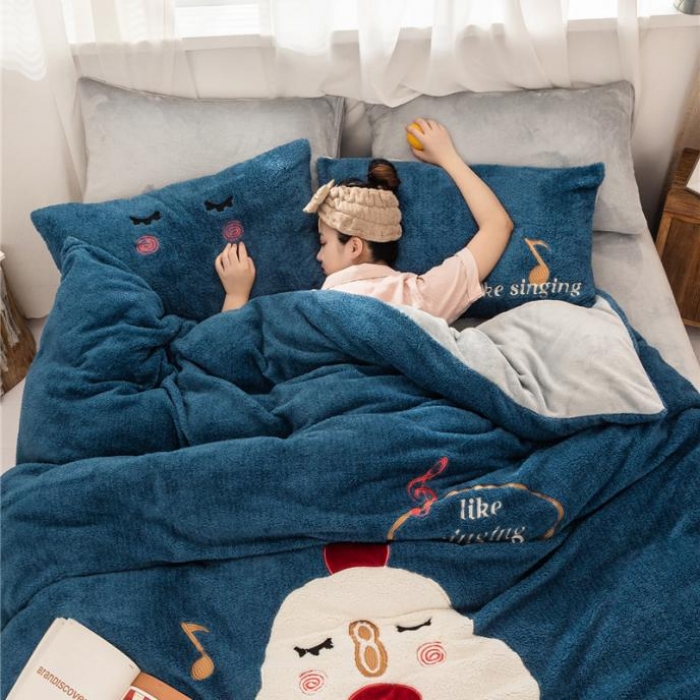 91家纺网 家纺一手货源 找家纺  朗莎家纺 2019新款羊羔绒贴布绣四件套 小鸡午夜蓝