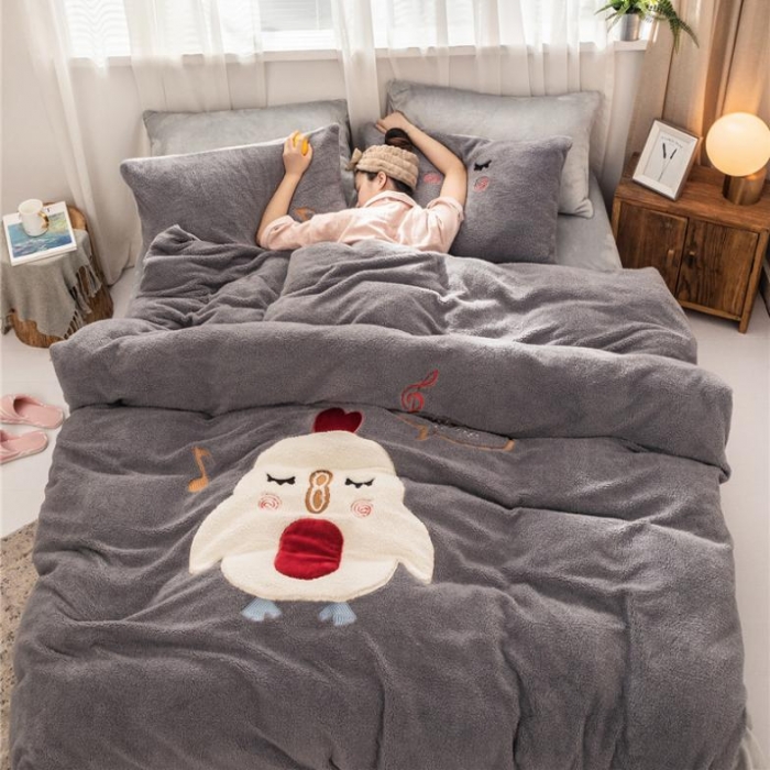 91家纺网 家纺一手货源 找家纺  朗莎家纺 2019新款羊羔绒贴布绣四件套 小鸡银灰