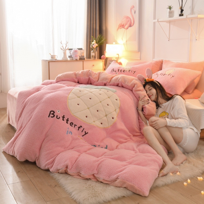 91家纺网 家纺一手货源 找家纺 朗莎家纺 2019新款大版贴布绣羊羔绒保暖四件套 菠萝玉色