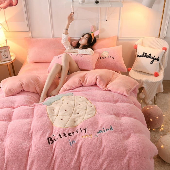 91家纺网 家纺一手货源 找家纺 朗莎家纺 2019新款大版贴布绣羊羔绒保暖四件套 菠萝玉色