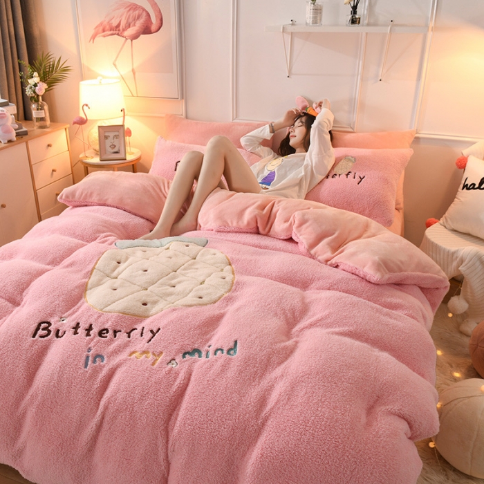 91家纺网 家纺一手货源 找家纺 朗莎家纺 2019新款大版贴布绣羊羔绒保暖四件套 菠萝玉色