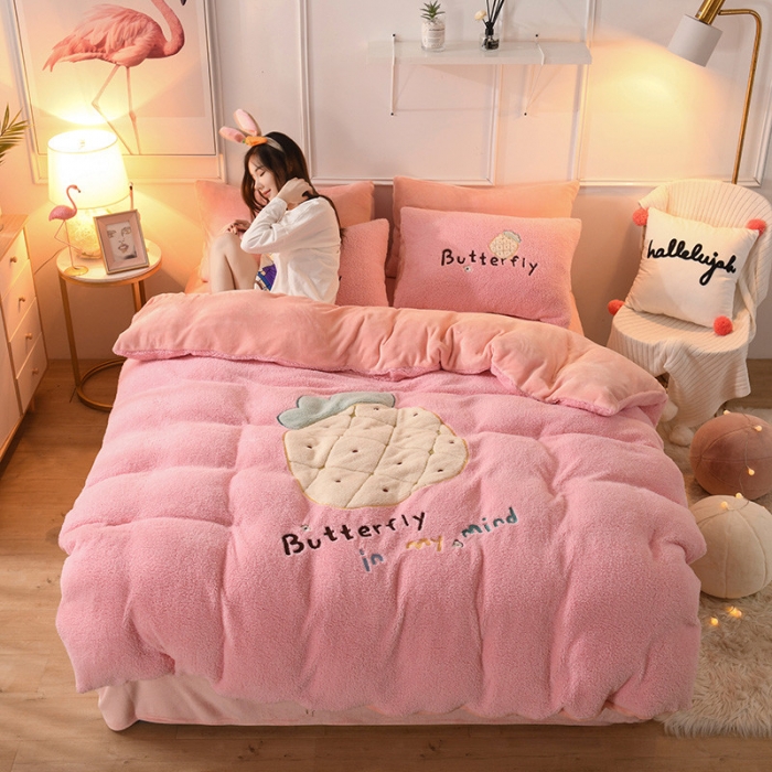 91家纺网 家纺一手货源 找家纺 朗莎家纺 2019新款大版贴布绣羊羔绒保暖四件套 菠萝玉色