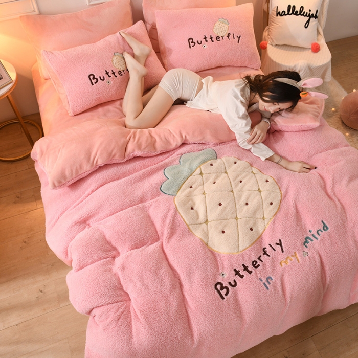 91家纺网 家纺一手货源 找家纺 朗莎家纺 2019新款大版贴布绣羊羔绒保暖四件套 菠萝玉色