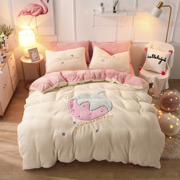 91家纺网 家纺一手货源 找家纺 朗莎家纺 2019新款大版贴布绣羊羔绒保暖四件套 草莓奶白