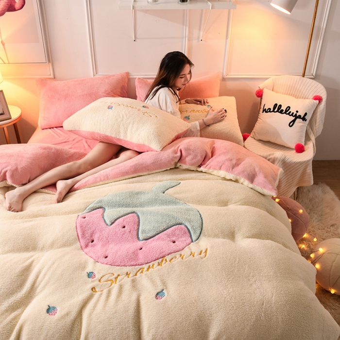 91家纺网 家纺一手货源 找家纺 朗莎家纺 2019新款大版贴布绣羊羔绒保暖四件套 草莓奶白