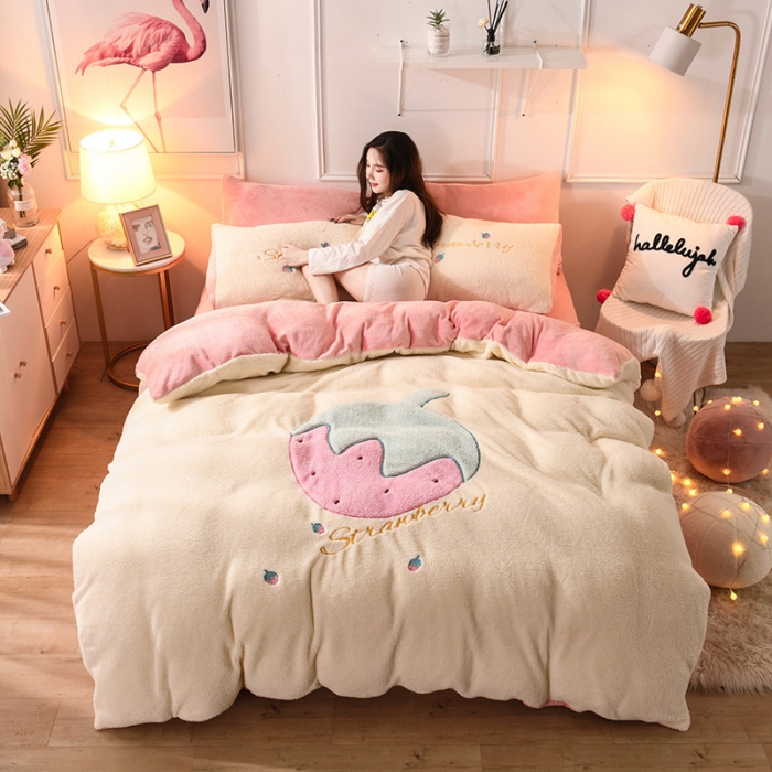 91家纺网 家纺一手货源 找家纺 朗莎家纺 2019新款大版贴布绣羊羔绒保暖四件套 草莓奶白